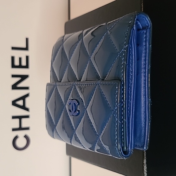 CHANEL RARE VINTAGE 2012 HERE MARK CC MATELASSE PATENT LEATHER W/ COIN PURSE - Picture 9 of 17